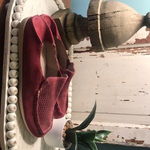 Olukia- Ladies! 
Can be worn as a slide or shoe. 
Beautiful color!!